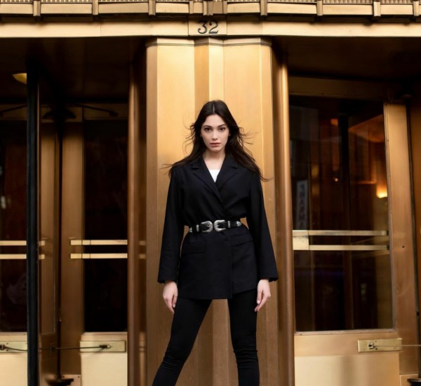 هي ممثلة تركية من مواليد 1991 م ولدت جمري في مدينة إسطنبول العاصمة  عاشت طفولتها مدللة ولها أخت واحدة طفلة جميلة وطموحة، تحب اللعب والمرح شاركت في الكثير من الأنشطة المدرسية، دائما ما تشارك في التدريبات التمثيلية بالمدرسة مما جعل حب التمثيل قوي بداخلها وأصبح هدفا تسعى له، لم تمنعها عائلتها من الاهتمام بموهبتها، لكنهم أصروا على الاهتمام بدراستها أيضا، لذلك أهتمت بأشياء أخرى بجانب التمثيل، مثل التاريخ والجغرافيا، أصبحت تفكر أكثر في توسيع نطاق موهبتها، بدأت بالقراءة عن كل شيء تحبه ثم أصبحت متحمسة كثيراً للكتابة، كتبت الكثير من القصص والمقالات، لكنها لم تكتفي اختارت أن تتعلم الرقص والغناء بعدما لاحظت إنها تستطيع فعل كل هذا، بدأ حلمها بالتمثيل في النمو وقتها، قالت طالما إنها تستطيع فعل كل ذلك أصبحت مؤهله للقيام بالتمثيل .